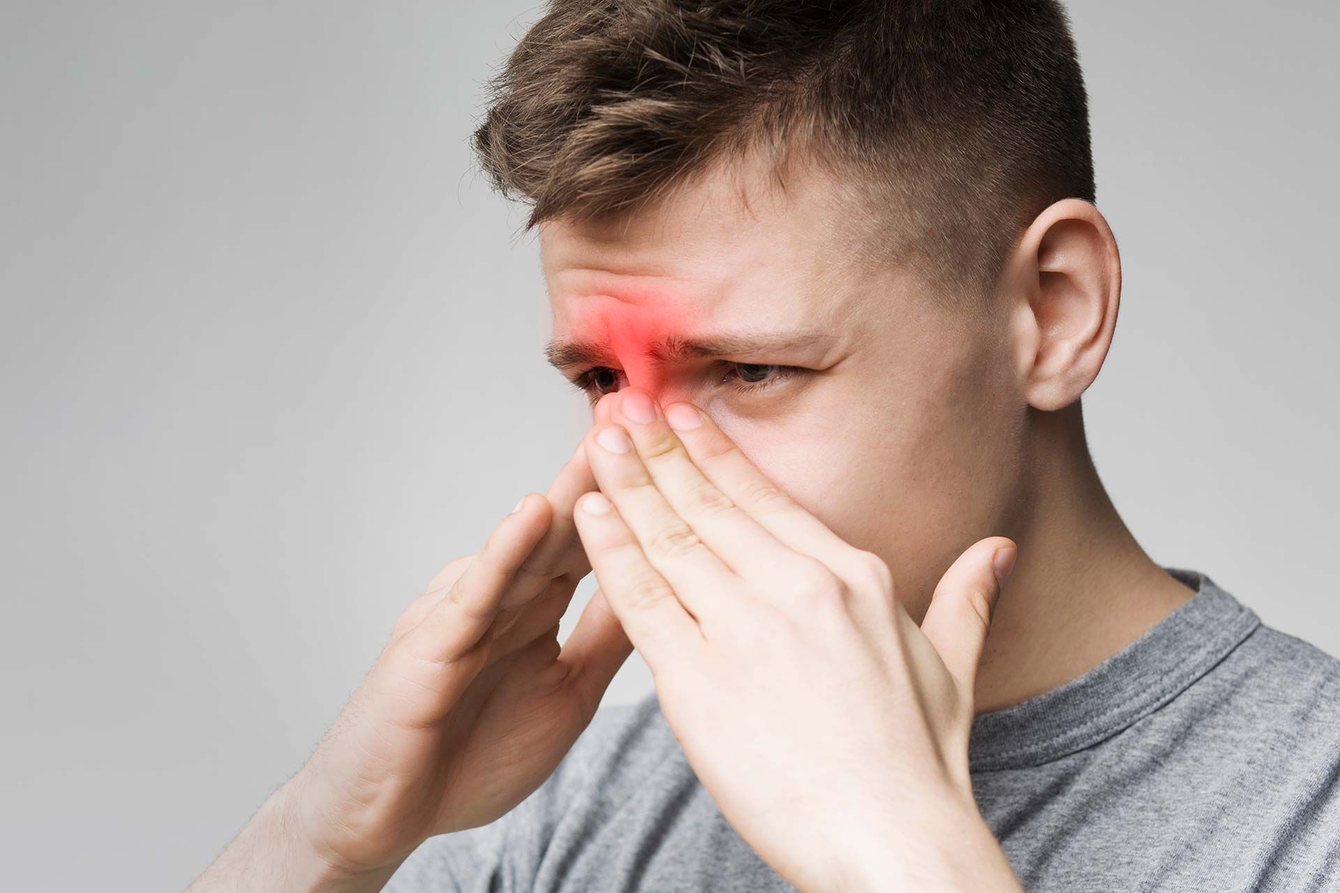 Кружится голова и кровь из носа. Аллергический ринит у парня. Насморк аллергия Shutterstock. Человек с насморком.